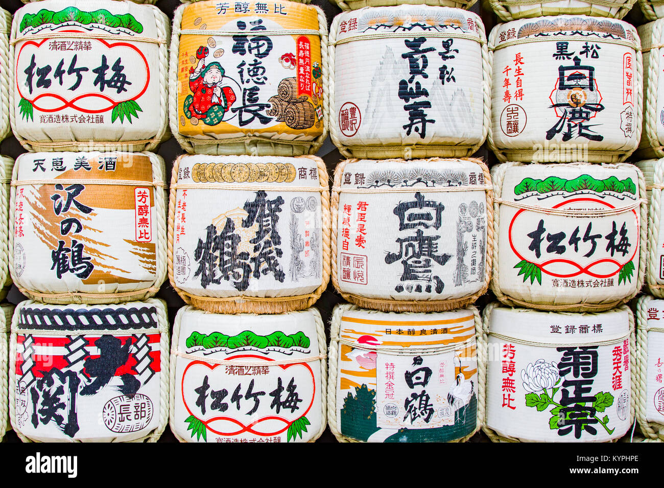Eine Wand von Sake Fässer als Dekor außerhalb ein Heiligtum in Japan verwendet wird Stockfoto