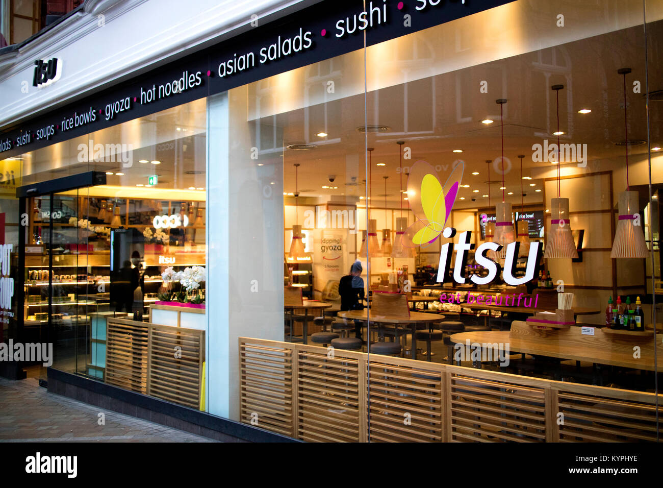 Itsu japanisches Sushi counter Service und Takeaway Store unter der Commercial Street, Leeds, West Yorkshire Stockfoto