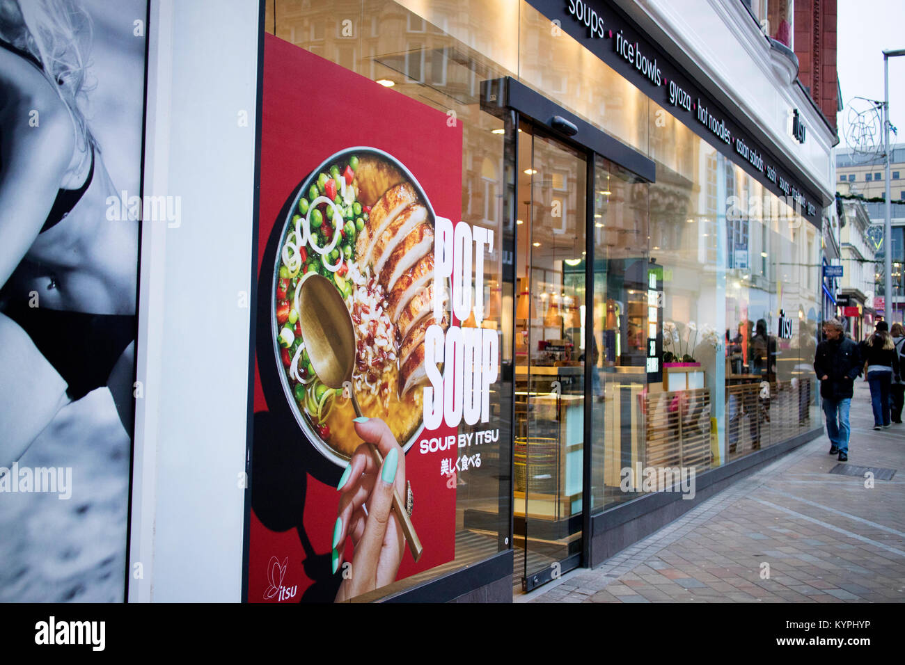 Itsu japanisches Sushi counter Service und Takeaway Store unter der Commercial Street, Leeds, West Yorkshire Stockfoto