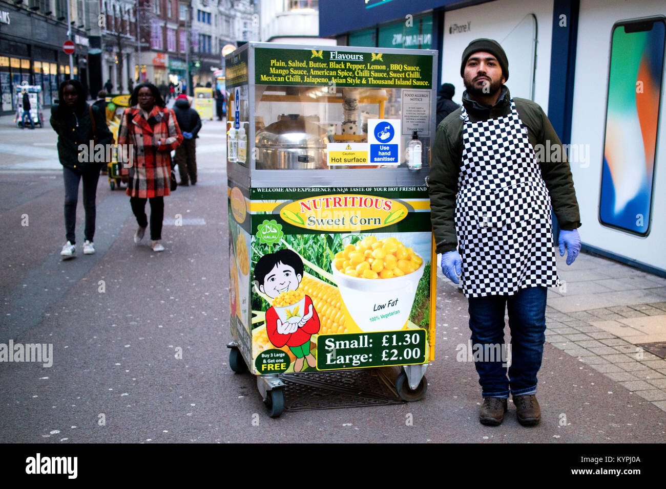 Street Food Verkäufer der Verkauf nahrhafte Zuckermais auf den Straßen von Leeds City Centre Stockfoto