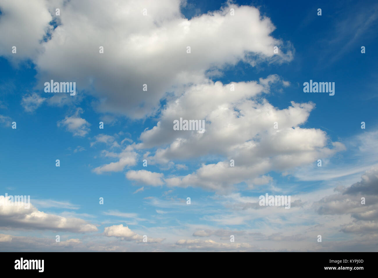 Cirrus Wolken im blauen Himmel. Schönen Hintergrund. Stockfoto