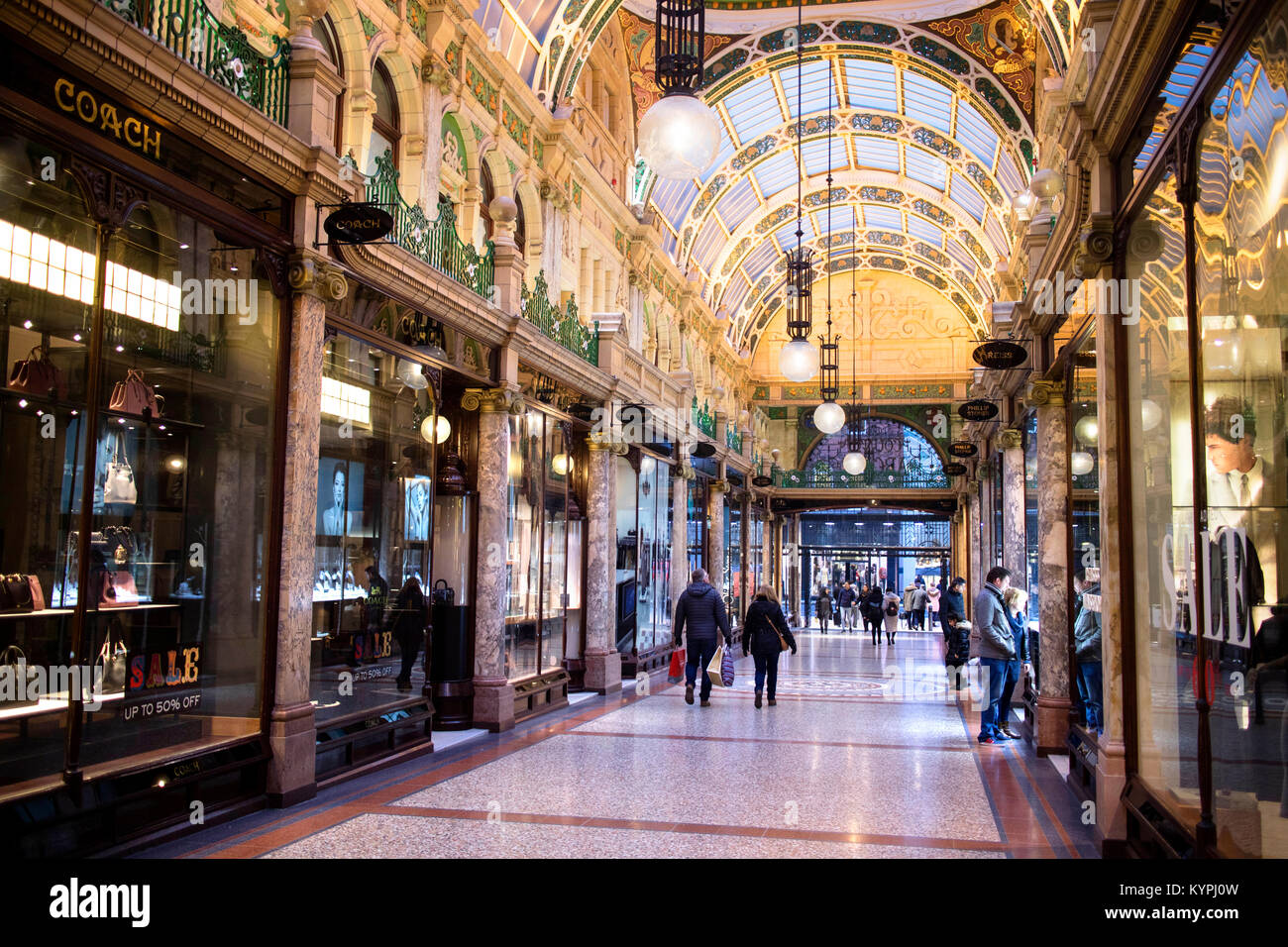 Die Grafschaft Arcade, Victoria Quarter verzierten, glasüberdachte viktorianischen Arkaden Gehäuse Fashion Designer Geschäfte und Kaufhäuser Stockfoto