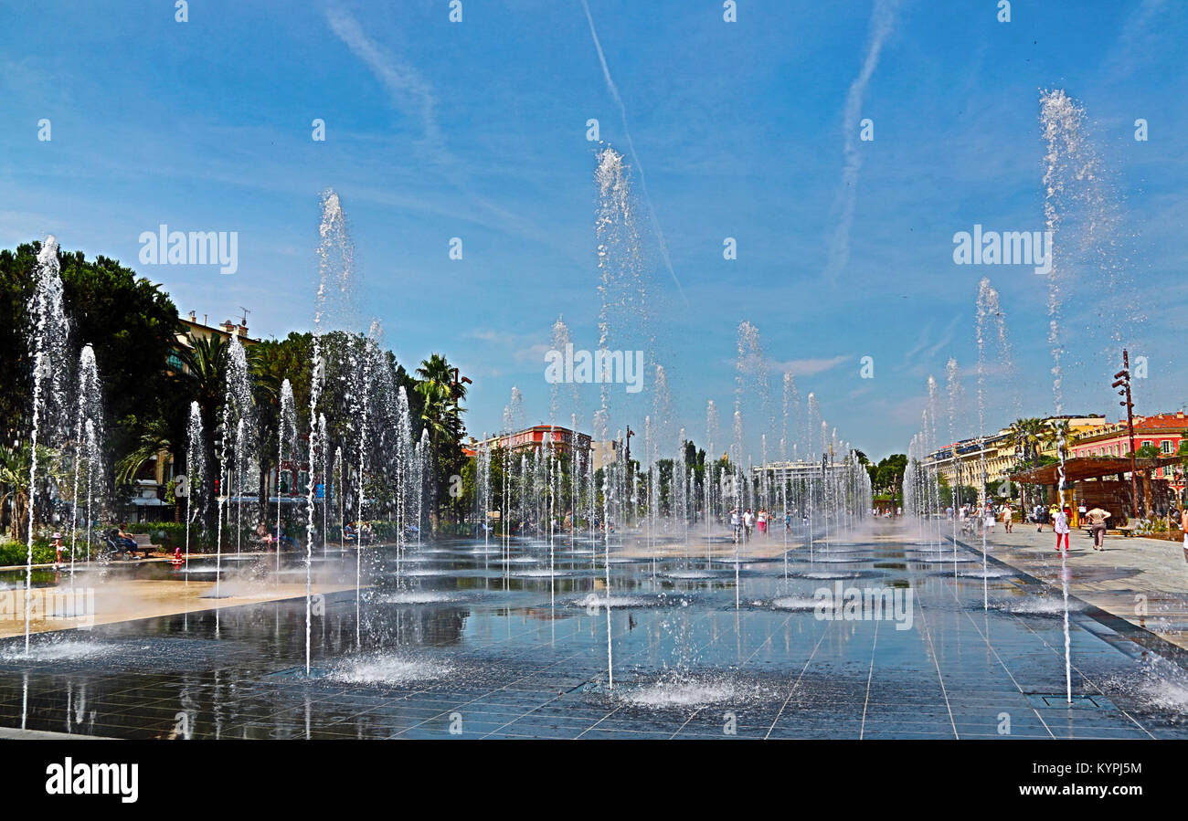 Promenade du Paillon in Nizza, Frankreich, und der Brunnen im Sommer. Stockfoto