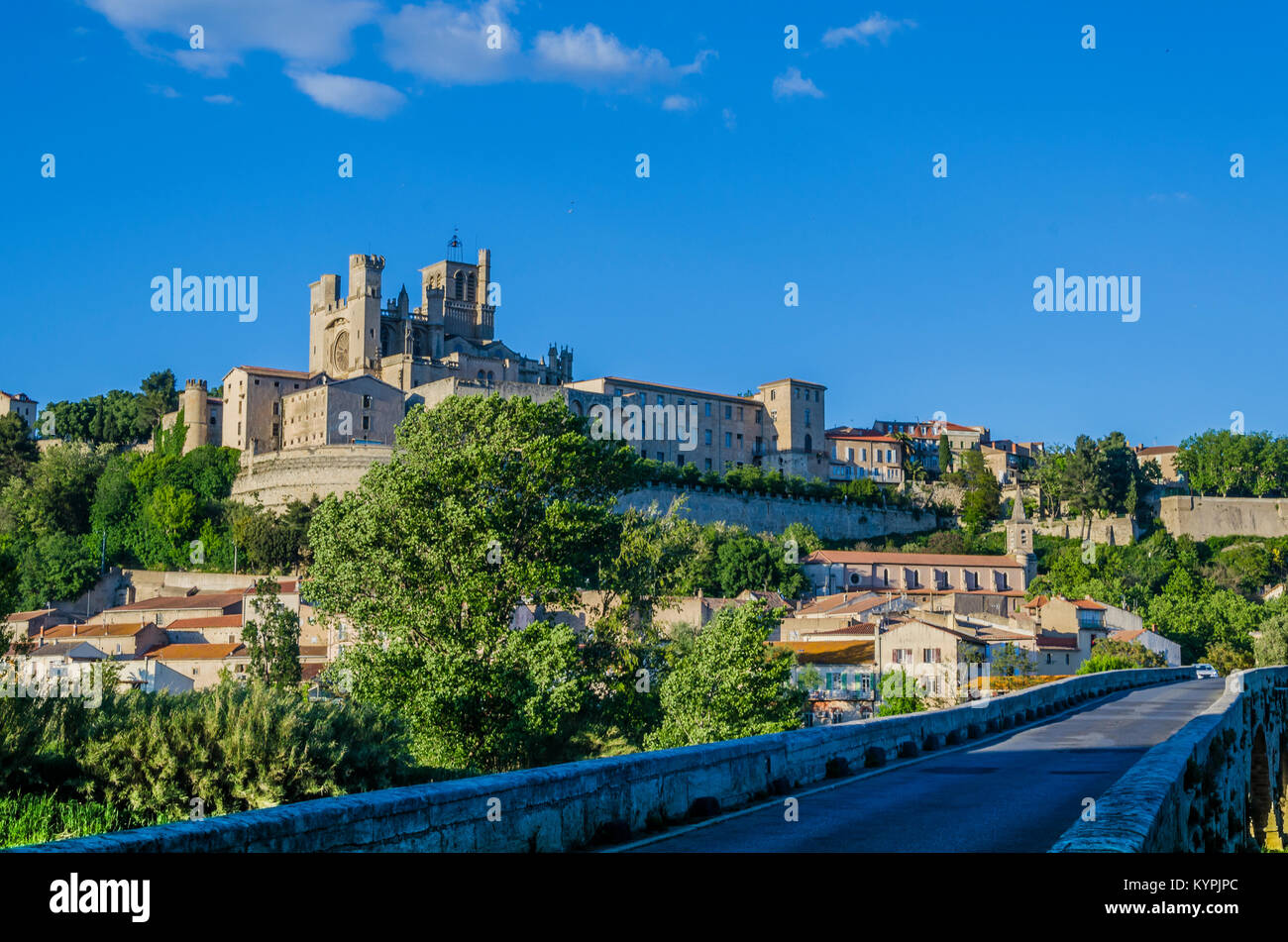 Am Ufer des Flusses Orb in der französischen Region des Languedoc ist errichtet, eine der ältesten Städte Europas, Beziers. Die Kuppel der Römisch-gotischen Stockfoto