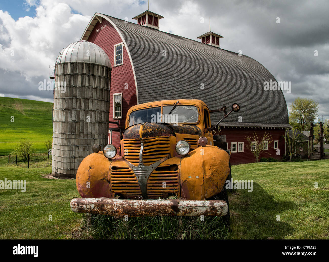 Rote Scheune und alte Lkw in Colfax, Washington, USA Stockfoto