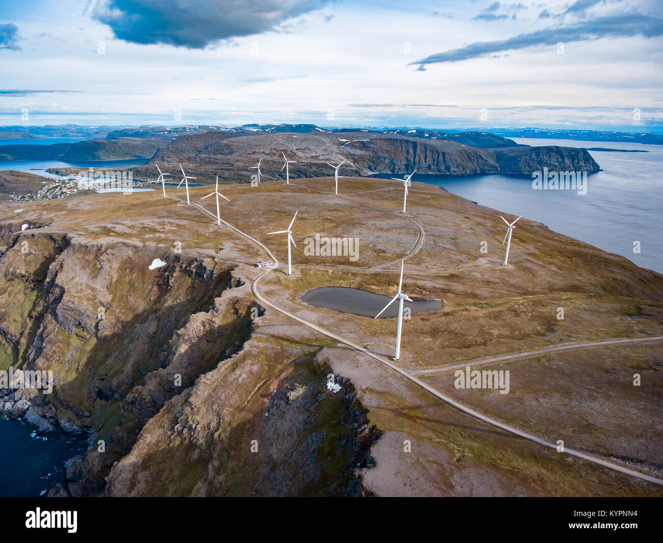 Windmühlen zur Stromerzeugung. Arktis-Ansicht, Havoysund, Nordnorwegen Luftaufnahmen. Stockfoto