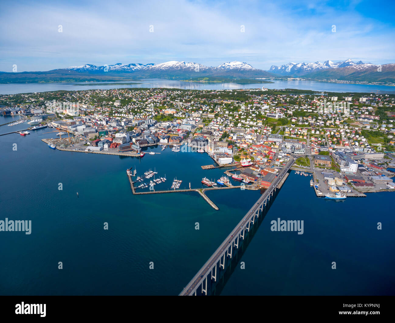 Brücke der Stadt Tromsø, Norwegen Luftaufnahmen. Tromso gilt als die nördlichste Stadt der Welt mit einer Bevölkerung über 50.000. Stockfoto