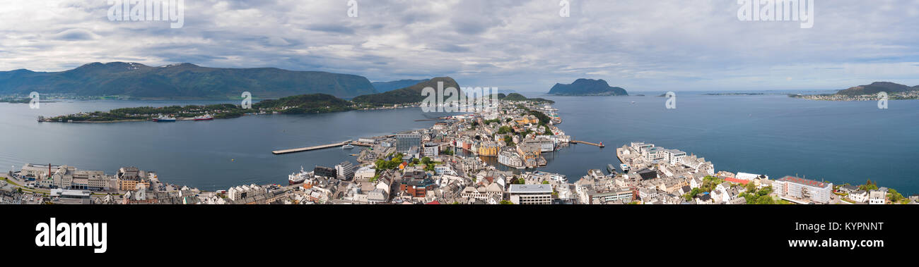 Aksla an der Stadt von Alesund, Norwegen Luftaufnahmen. Es ist eine Hafenstadt, und ist für seine Konzentration der Art Nouveau Architektur. Stockfoto