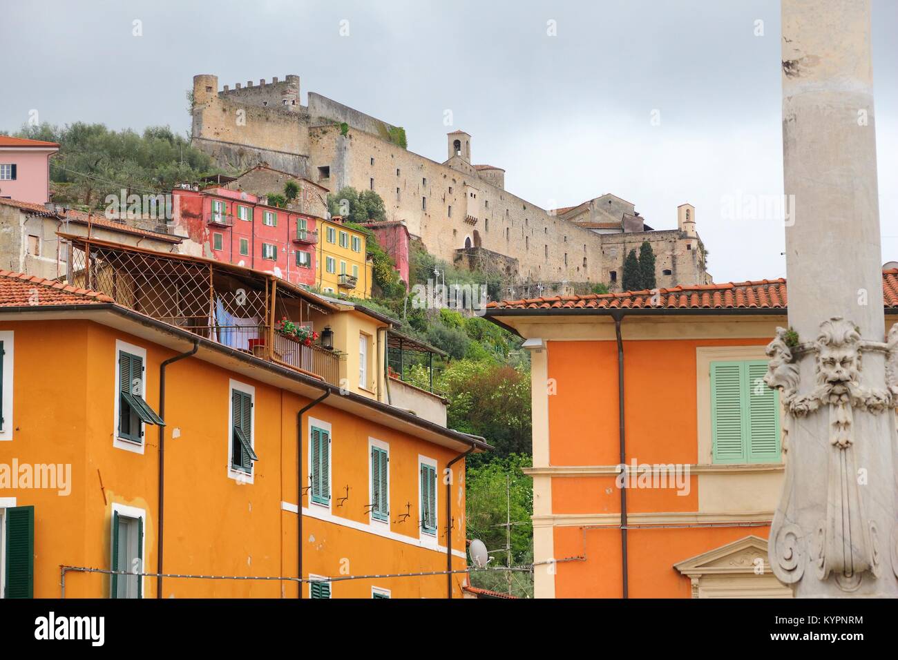 Massa - Stadt in der Toskana, Italien. Malaspina Schloss mit Blick auf die Stadt. Stockfoto