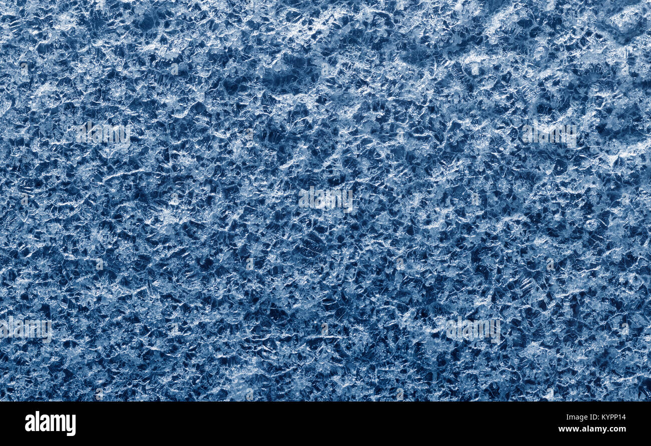 Texturen und Hintergründe: Abstrakte winter Muster, saisonale Hintergrund. Ebene Fläche, bedeckt mit Eis - wie Kristalle von getrockneten Salz. Stockfoto