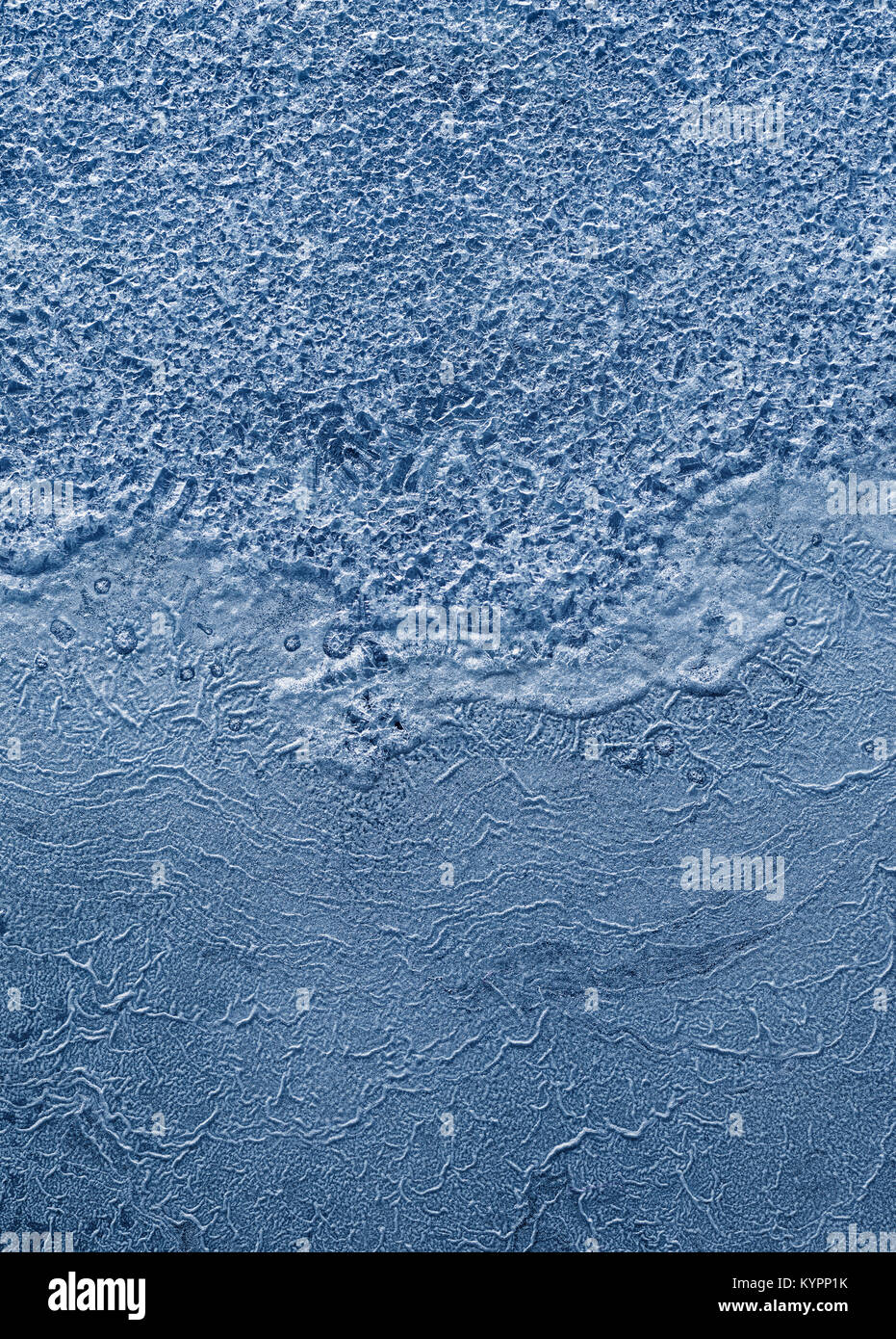 Texturen und Hintergründe: Abstrakte winter Muster, saisonale Hintergrund. Ebene Fläche, bedeckt mit Eis - wie Kristalle von getrockneten Salz. Stockfoto