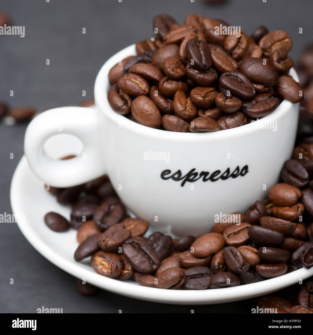 Noch immer leben von gerösteten Kaffeebohnen und Espresso Tassen auf eine geflieste Küche Arbeitsfläche Stockfoto