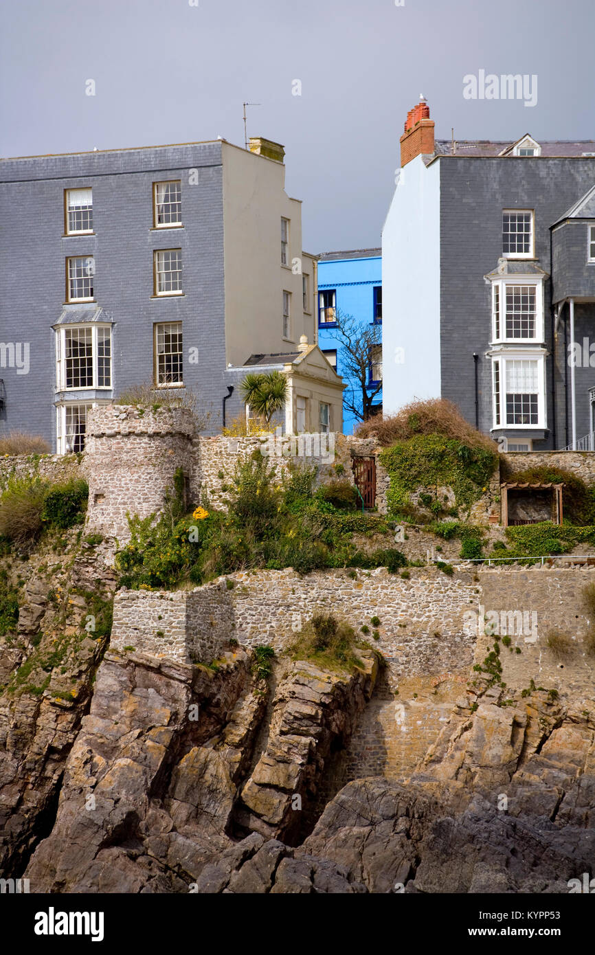 Eine lebendige blau lackiert Haus sticht unter grauen Häusern auf den Klippen, Tenby, Pembrokeshire, Wales, Großbritannien Stockfoto