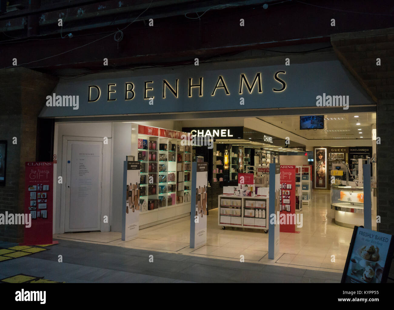 Eingänge zu Debenhams Geschäft in Grafton Centre Cambridge Stockfoto