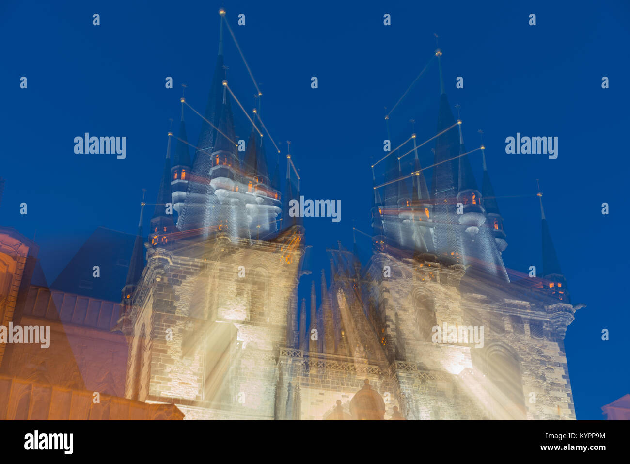 Abstrakte Zoom Blur magische Wirkung beleuchteten Gebäuden und gotischen Türme der Kirche Unserer Lieben Frau von Tyn gegen den dunklen Himmel. Stockfoto