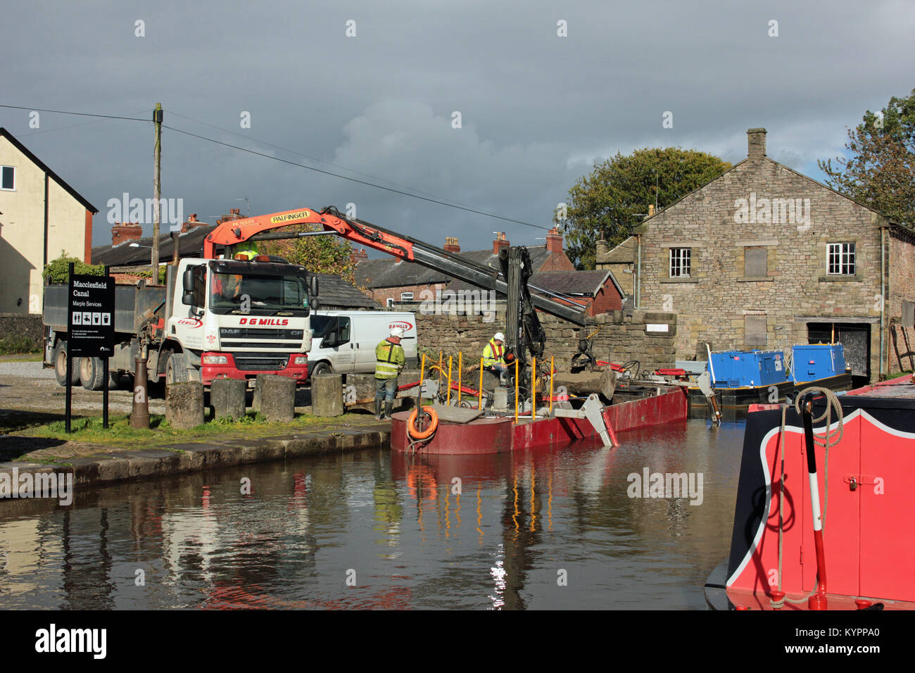 Tiefbau Fremdfirmen für den Kanal und Fluss vertrauen, D G Mühlen laden Baustoffe in einen Kanal arbeiten an Marple Wharf. Stockfoto