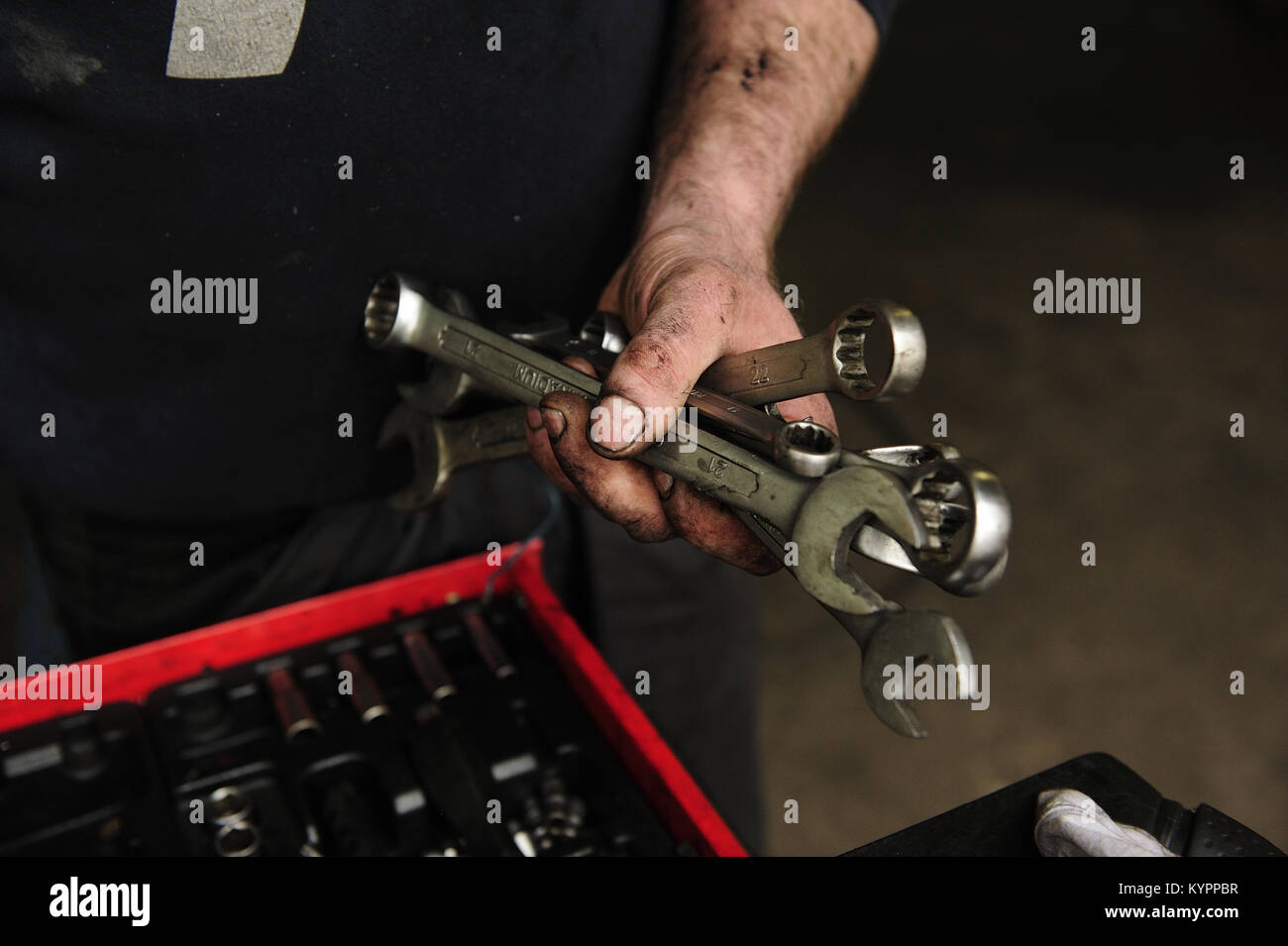 Mechaniker, Hand, Schlüssel, Schwere, schmutzige, Werkstatt, Automotive, Industrie, Sicherheit, Hygiene, Werkzeuge, menschliche, Job, nach Stunden, Geschäft, Erfolg, Reparatur Stockfoto