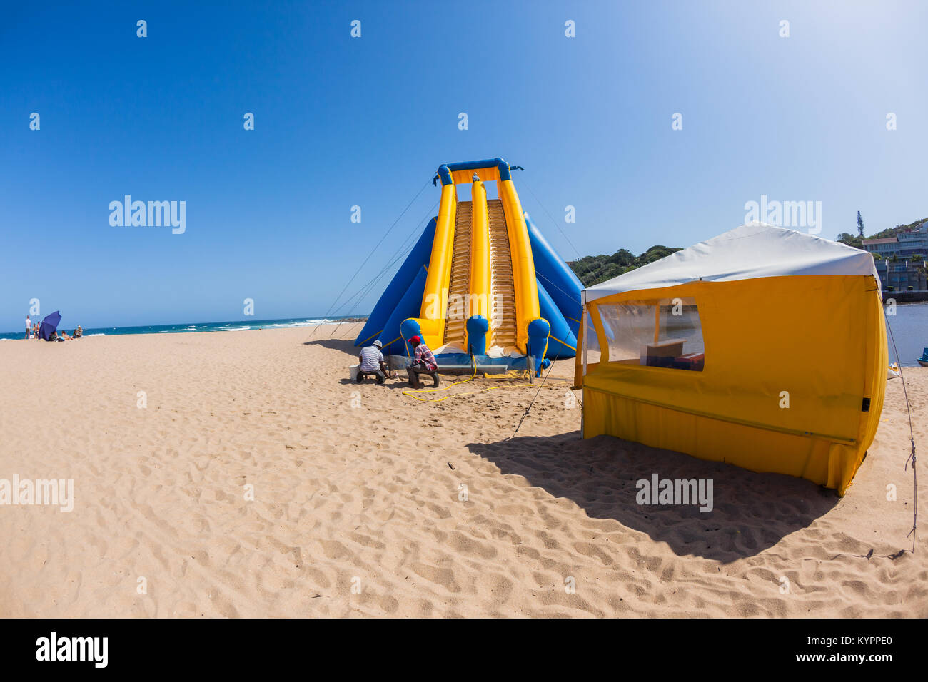 Strand Urlaub Unterhaltung hohe Wasserrutsche rutschen weg Luft hohe Struktur für Fahrgeschäfte aufgeblasen. Stockfoto