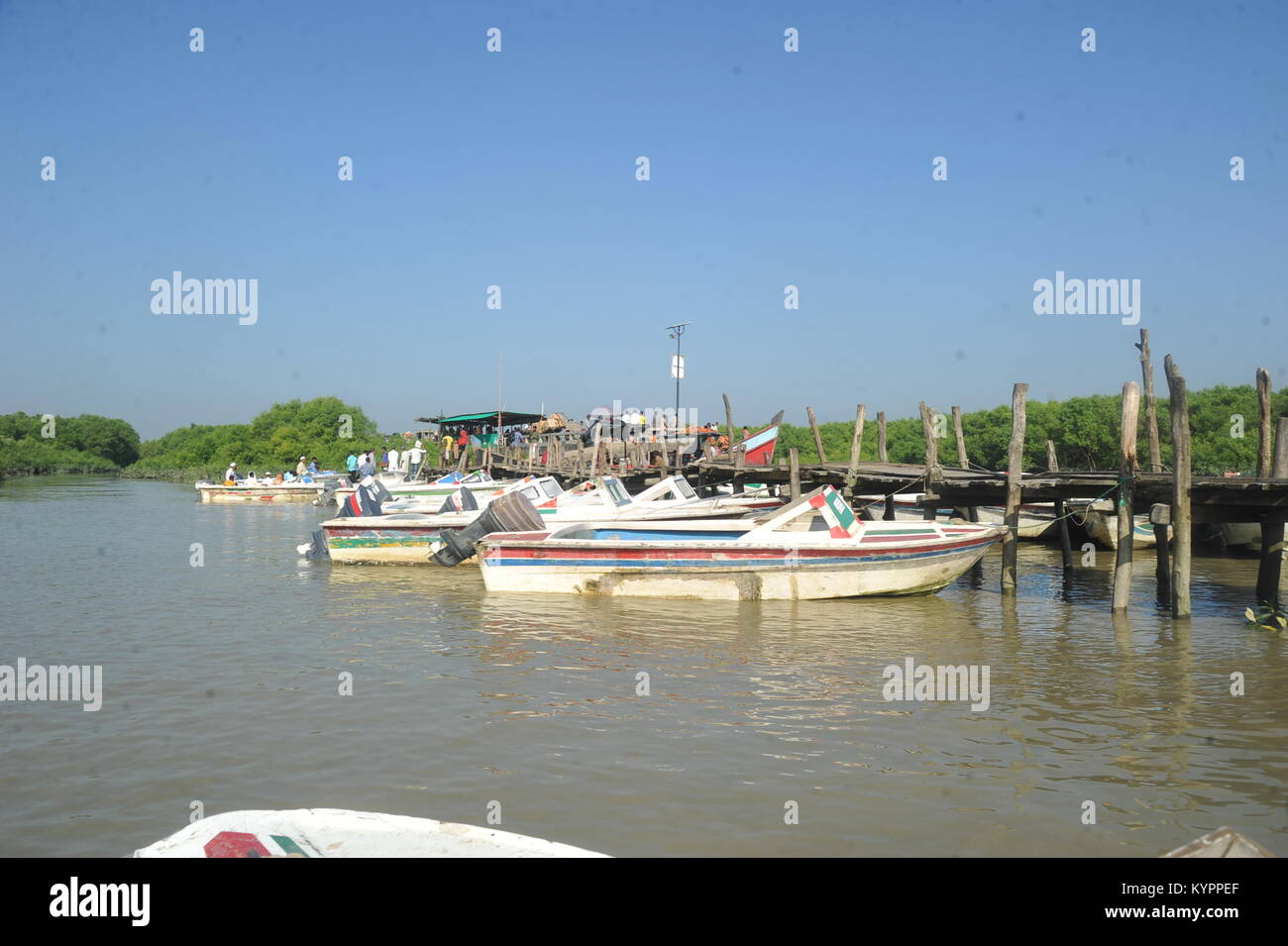 Boote warten in einer Landung am Moheshkhali Iland in Cox's Bazar, Bangladesch Stockfoto