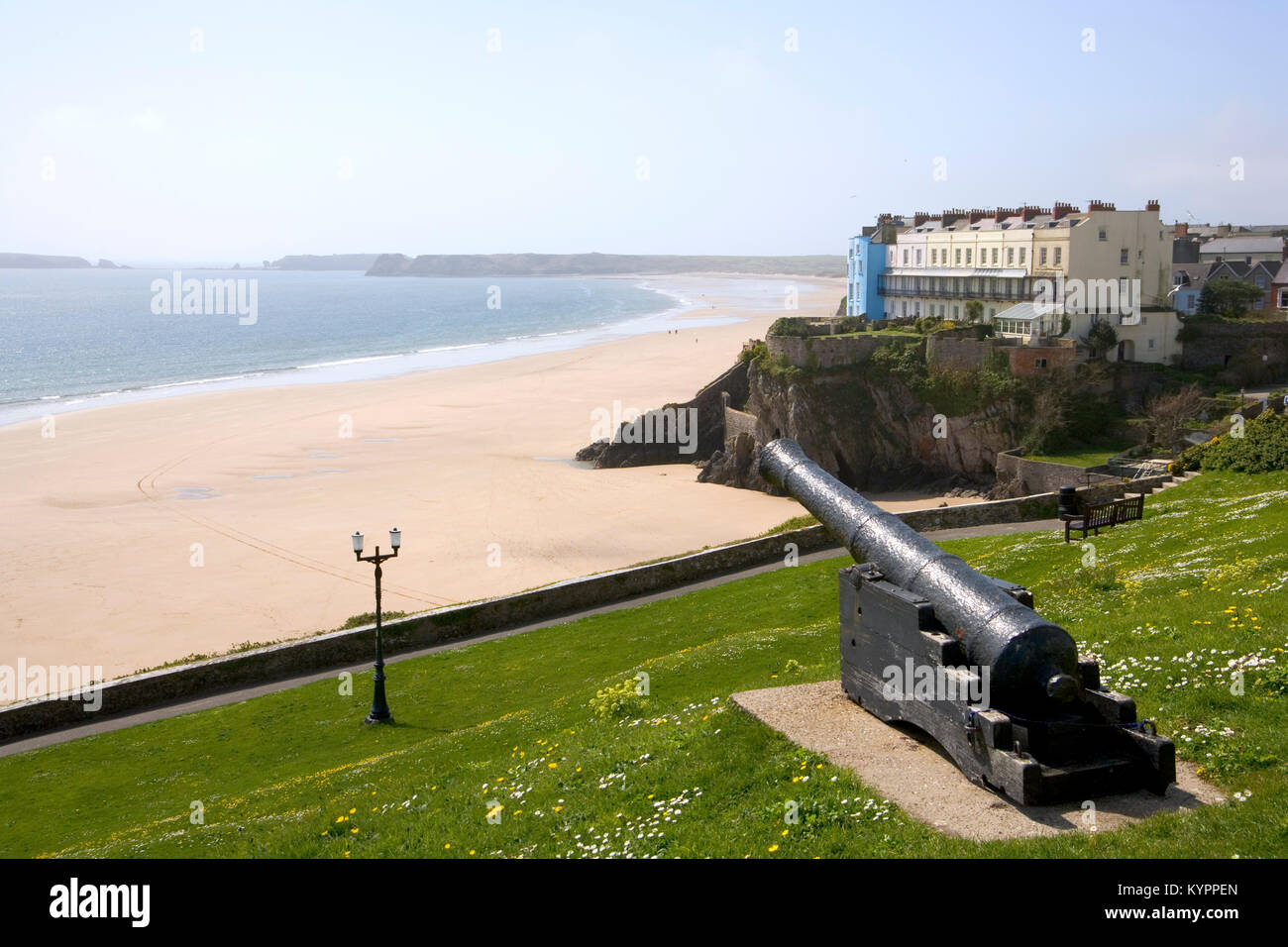 Aussicht auf South Beach von Castle Hill in der Frühlingssonne, Tenby, Pembrokeshire, Wales, Großbritannien Stockfoto
