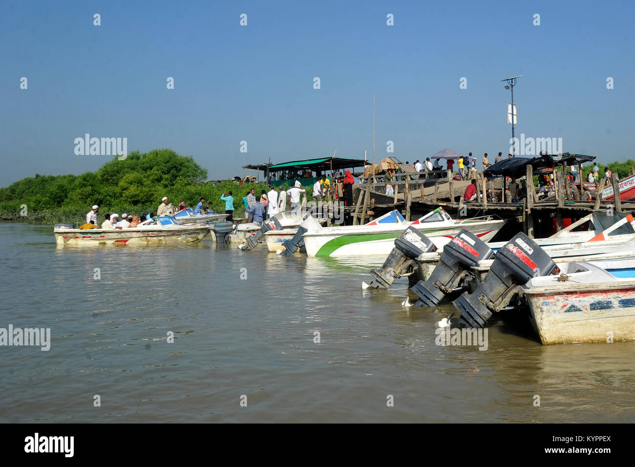 Boote warten in einer Landung am Moheshkhali Iland in Cox's Bazar, Bangladesch Stockfoto