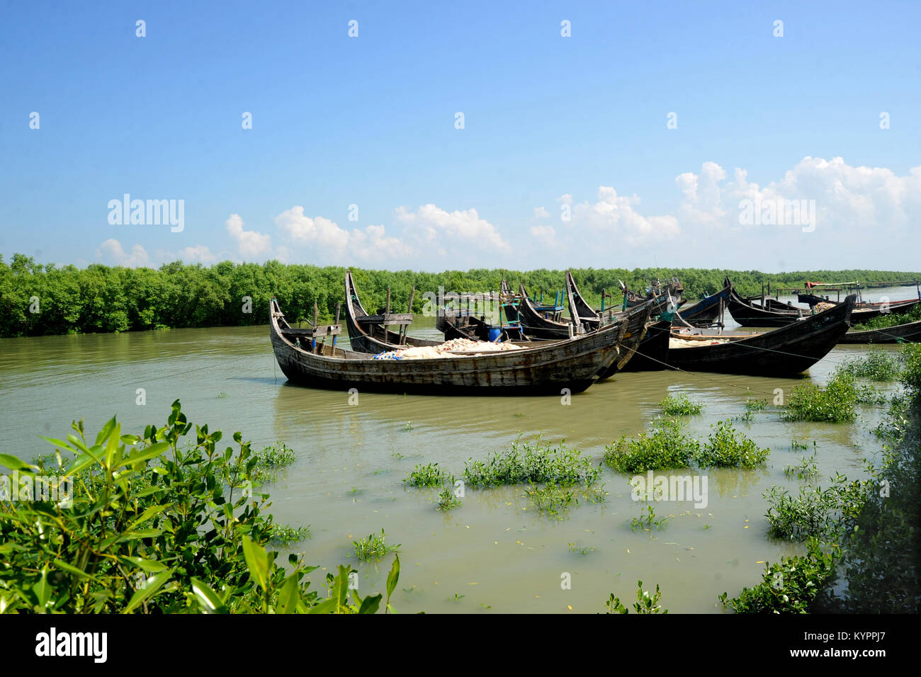 Boote warten in einer Landung am Moheshkhali Iland in Cox's Bazar, Bangladesch Stockfoto