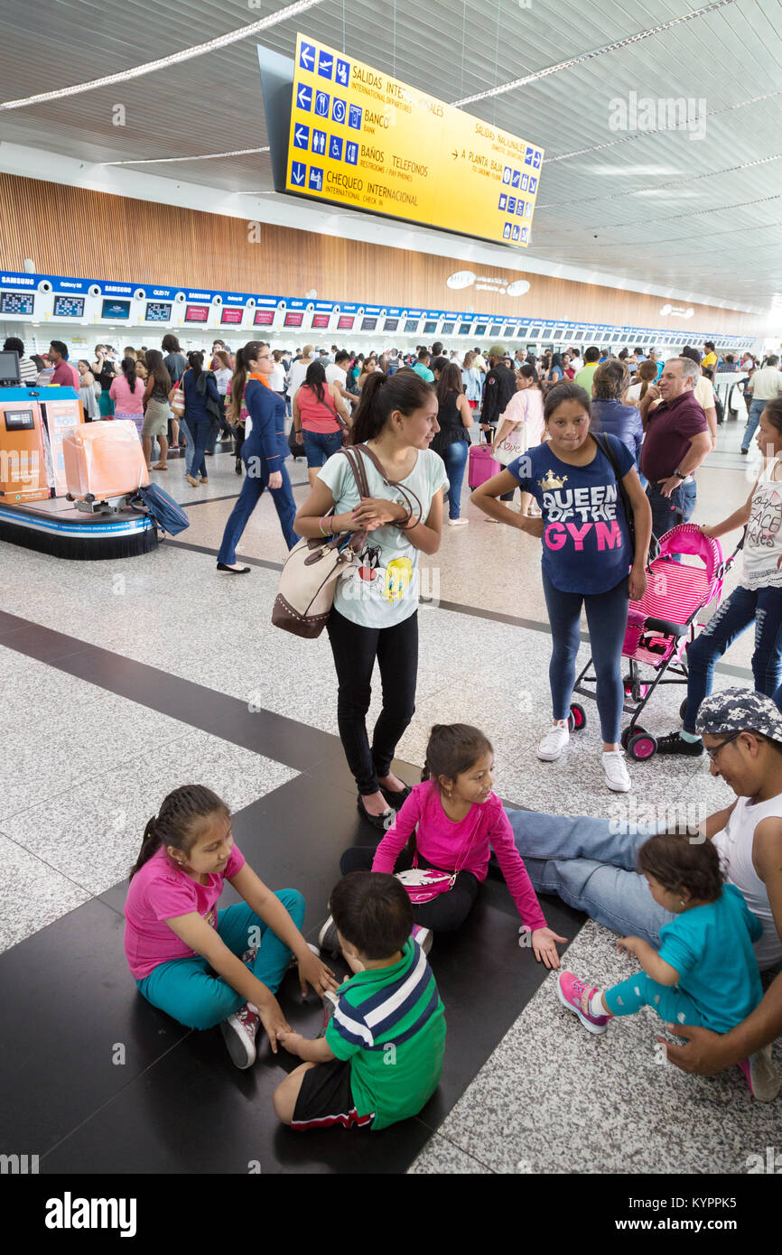 Massen von Menschen bei Guayaquil Flughafen Check-in; José Joaquín de Olmedo International Airport, Guayaquil, Ecuador Südamerika Stockfoto