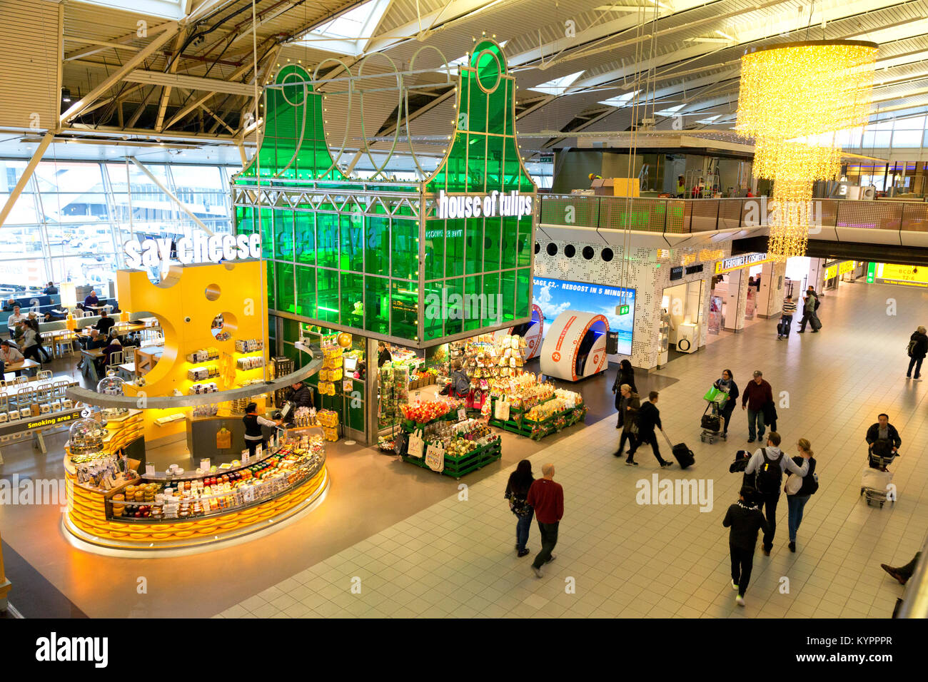 Passagiere im Terminal, Flughafen Amsterdam Schiphol (Flughafen Schiphol), Amsterdam, Niederlande Europa Stockfoto