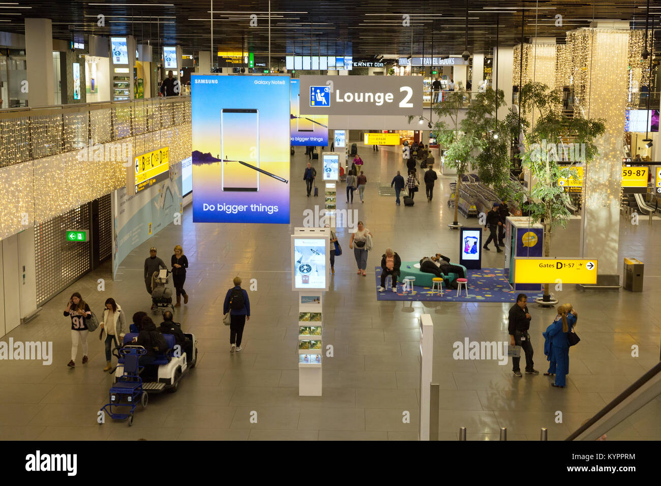 Passagiere im Terminal, Flughafen Amsterdam Schiphol (Flughafen Schiphol), Amsterdam, Niederlande Europa Stockfoto