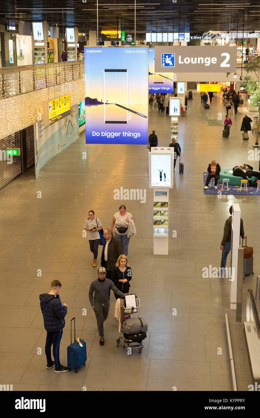 Passagiere im Terminal, Flughafen Amsterdam Schiphol (Flughafen Schiphol), Amsterdam, Niederlande Europa Stockfoto