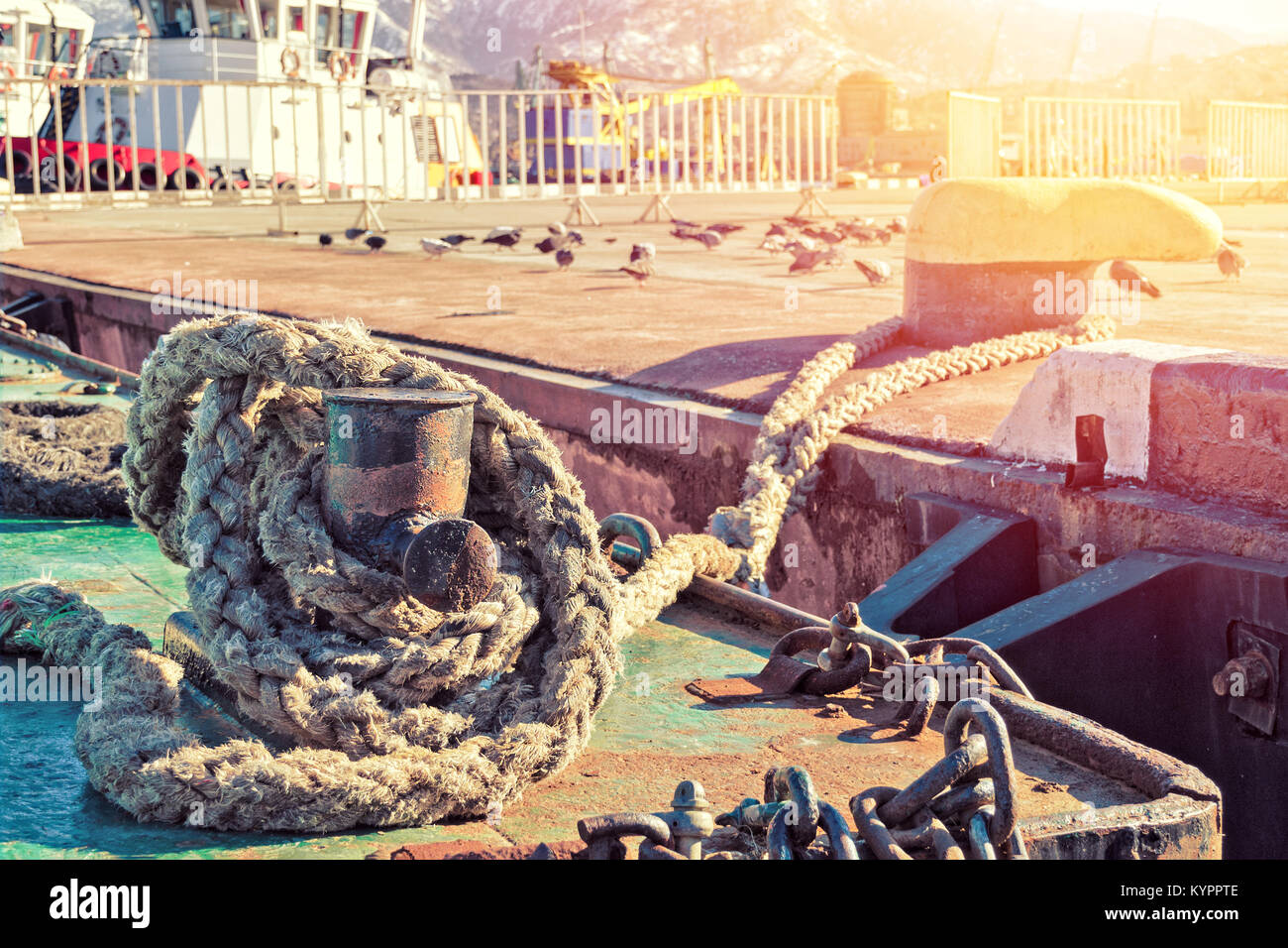 Konzept von sesshaften Lebensstil und festen Wohnsitz - die Verankerung Seil hält das Schiff in einem Ort in der Hafenstadt an einem sonnigen Tag. Stockfoto