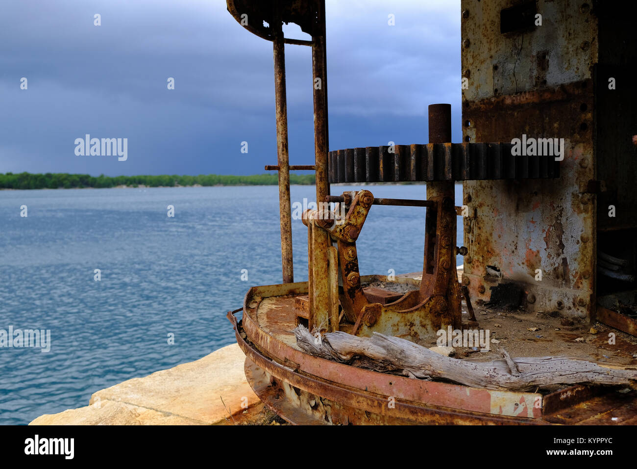 Ein rostiges Zahnrad von einem Kran in Kroatien an der Uvala Minerska Bay gefangen. Stockfoto