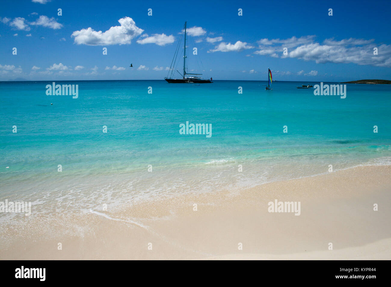 Schiffe auf See in den exotischen türkisblaues Wasser am Strand auf Anguilla Insel Stockfoto