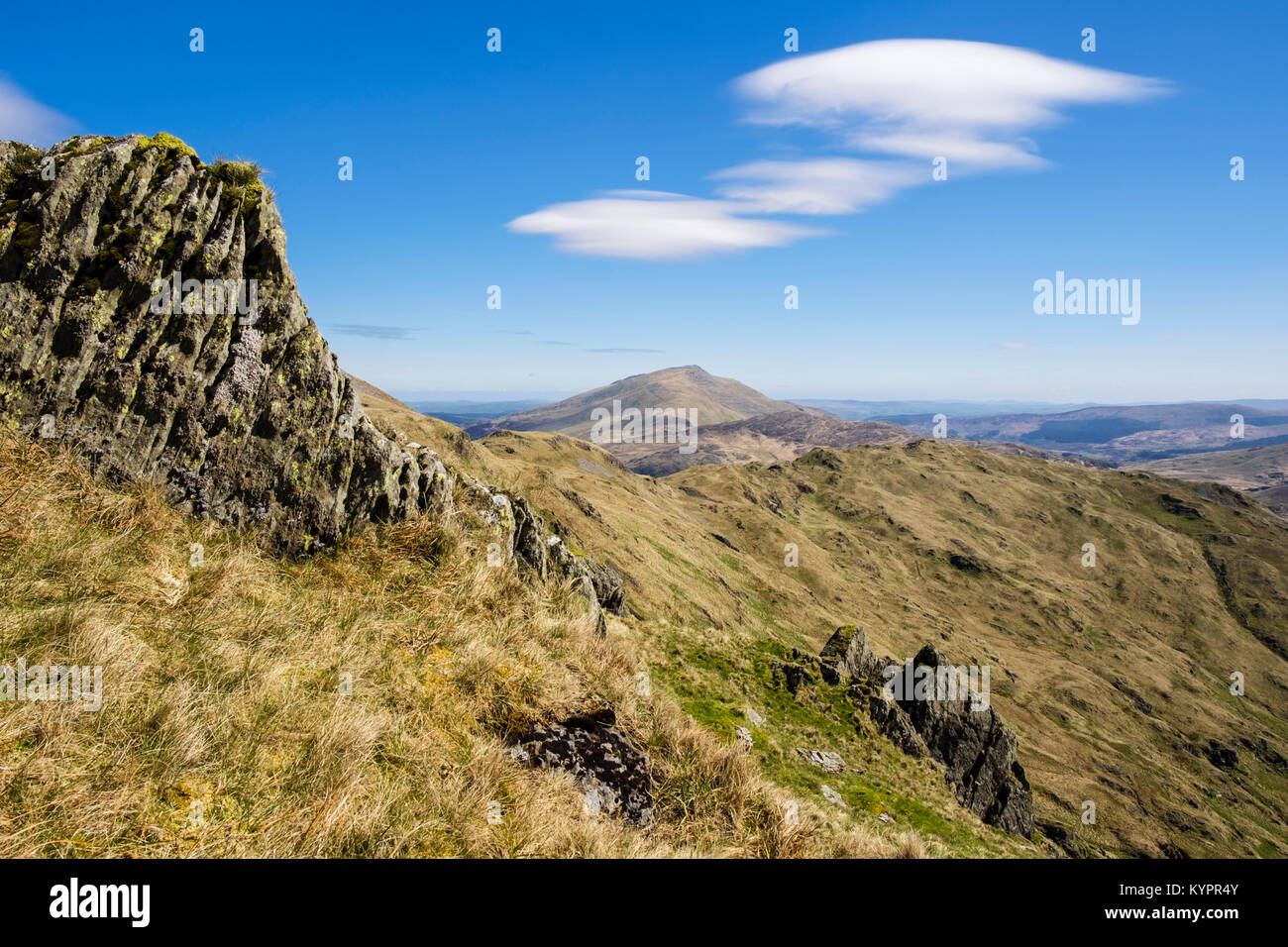 Blick in ferne Moel Siabod von Y Lliwedd Berghang mit Linsenförmige Wolken (Altocumulus lenticularis) im Nationalpark Snowdonia Wales UK Stockfoto