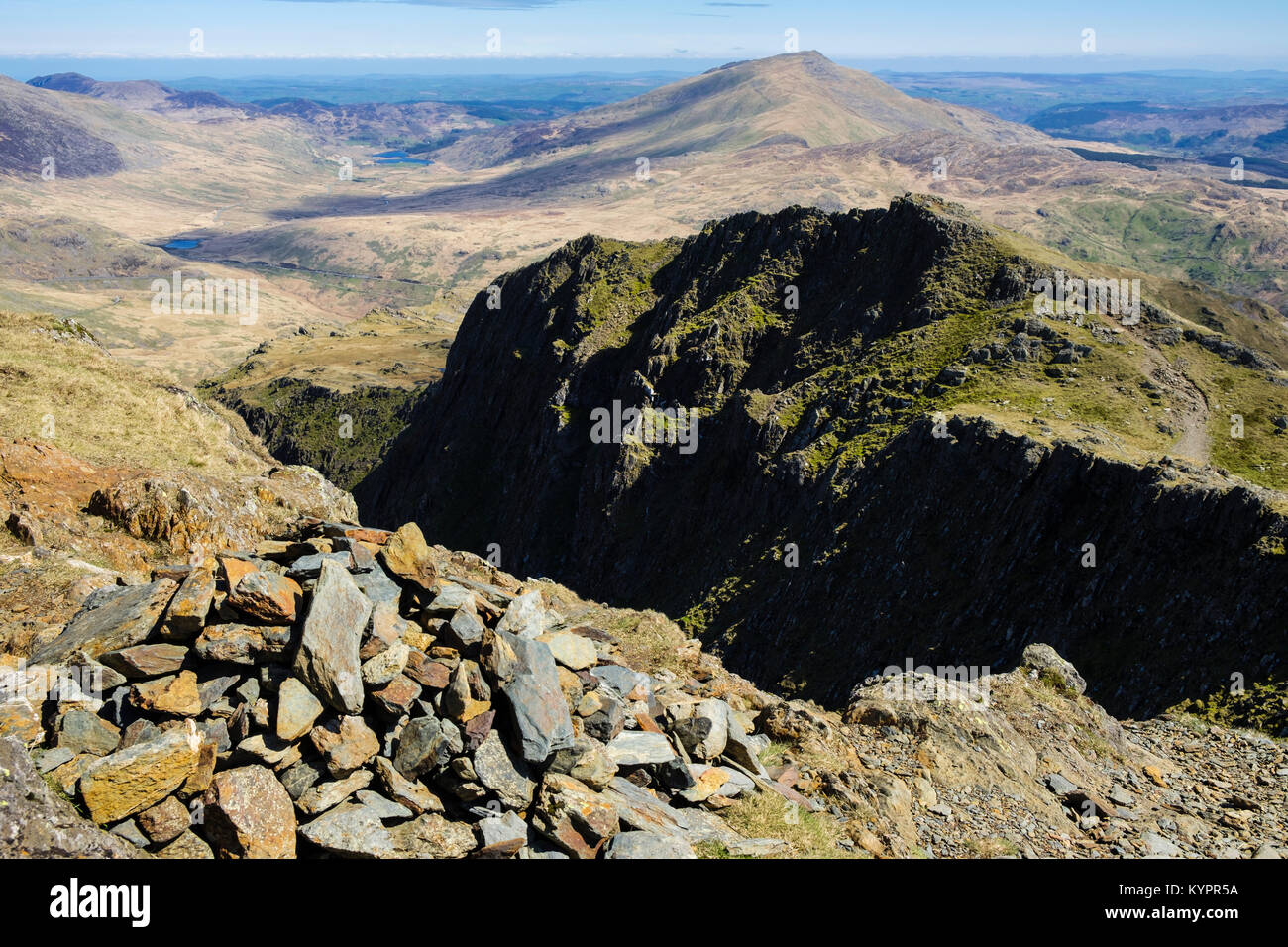 Blick nach Osten zu den entfernten Moel Siabod von Y Lliwedd Bergrücken mit Haufen von Steinen Cairn auf dem Weg in die Berge von Snowdonia Nationalpark Wales UK Stockfoto