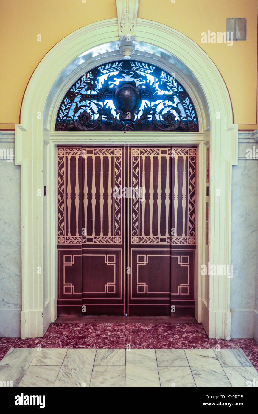 Malte Fahrstuhl Tür in der Bibliothek des Kongresses in Washington DC Stockfoto