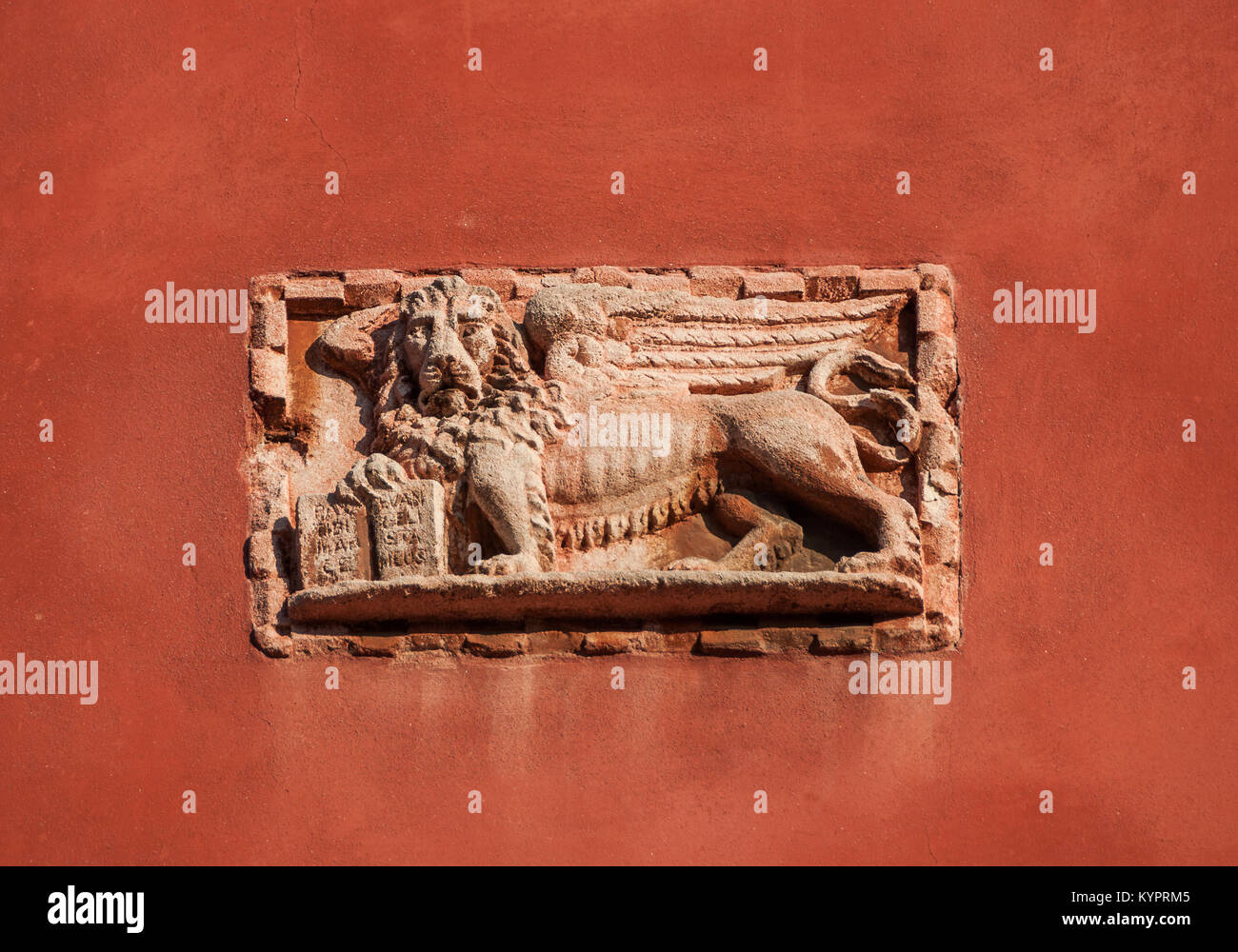 Saint Mark geflügelte Löwe alt Relief auf einer venezianischen Mauer, Symbol der alten Republik von Venedig Stockfoto