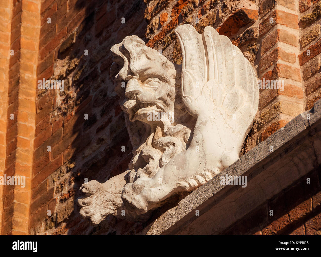 Saint Mark geflügelten Löwen alte steinerne Statue auf einem venezianischen Mauer, Symbol der alten Republik von Venedig Stockfoto