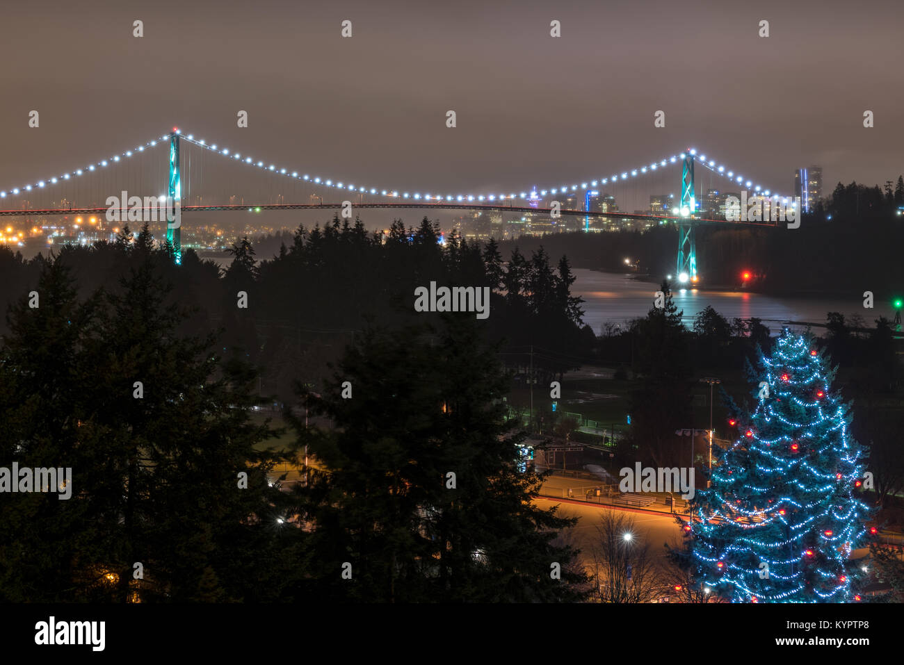 Die Lions Gate Bridge und die Innenstadt von Vancouver, British Columbia. Stockfoto