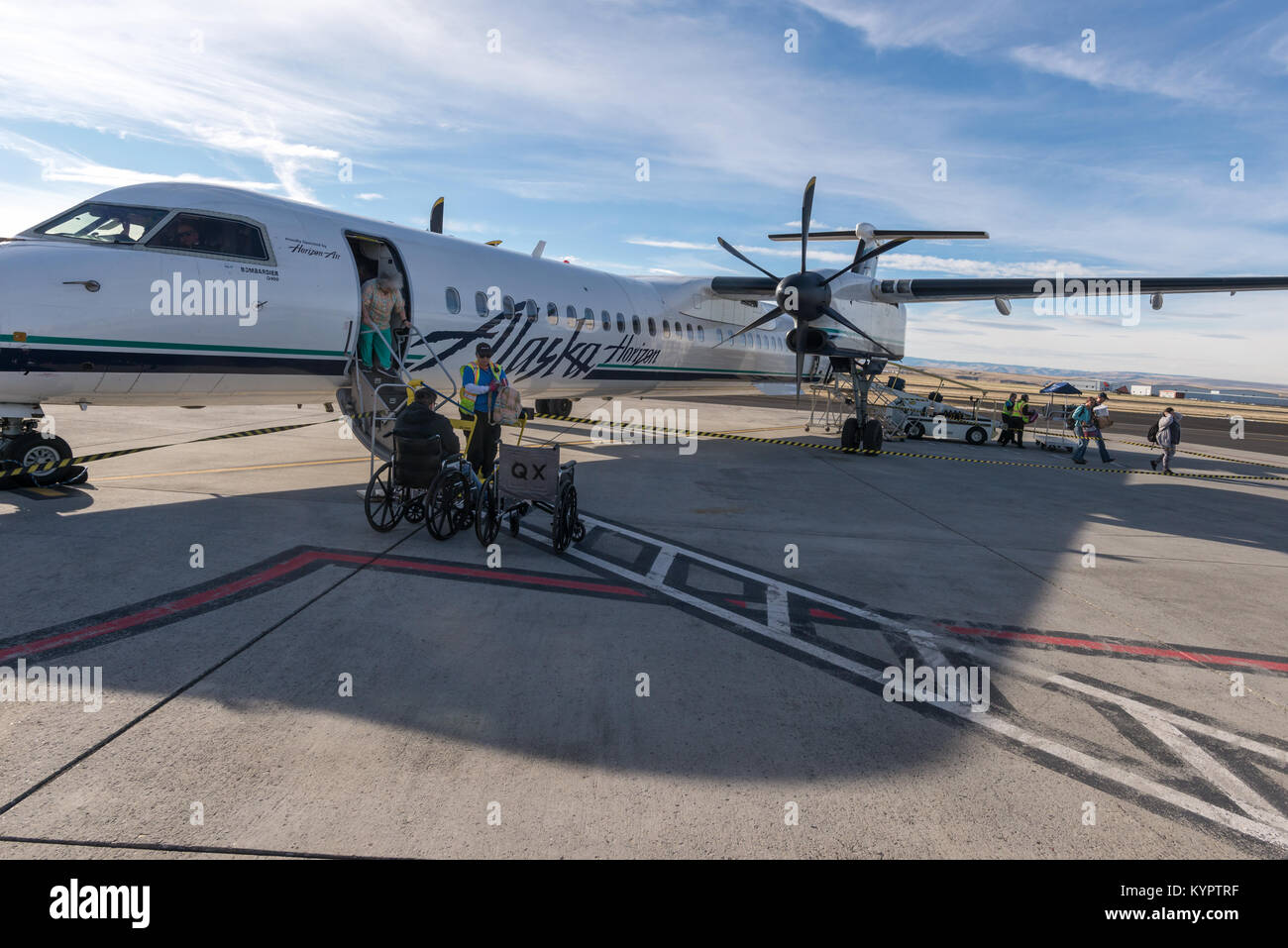 Die Passagiere aussteigen aus einem Alaska/Horizon Airlines Flug auf der Nez Perce County Airport in Lewiston, Idaho. Stockfoto