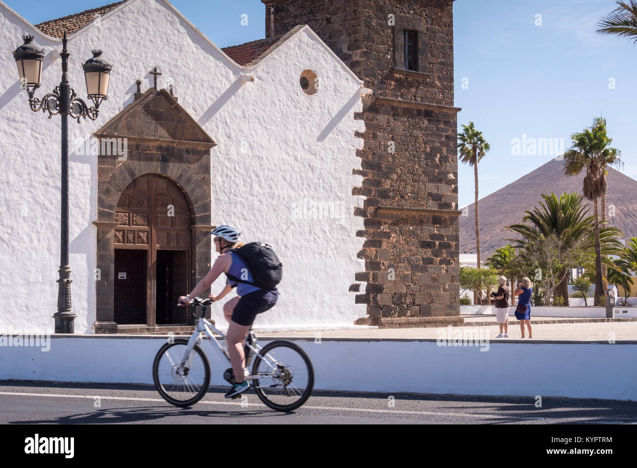 Radfahrer vorbei Kirche Nuestra Señora de la Candelaria La Oliva Fuerteventura Kanarische Inseln Spanien Stockfoto