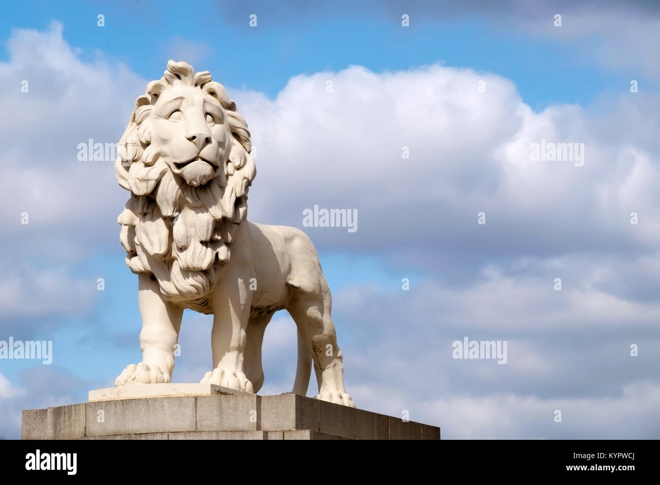 Die South Bank Lion Statue auf die Westminster Bridge in London. Die