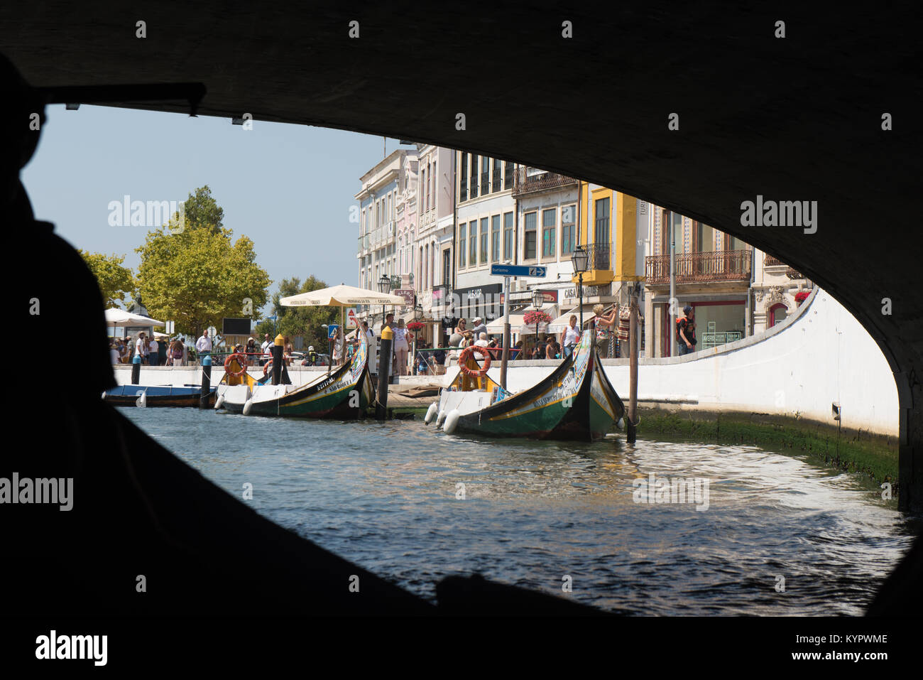 AVEIRO, PORTUGAL - 21 Aug, 2017: moliceiro Boote segeln entlang der zentralen Kanal in Aveiro, Portugal. Bild aufgenommen von einem 'Moliceiro', während wir unter waren Stockfoto