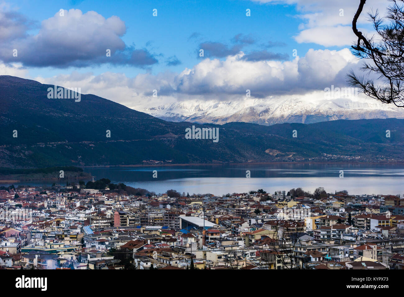 Panoramablick auf die Stadt von Ioannina in Epirus, Griechenland Stockfoto