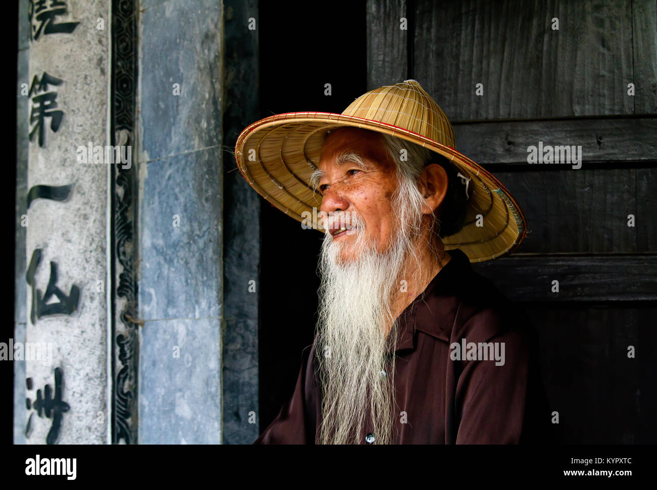 Alter Mann im Thai Vi Tempel, am Eingang nach Ninh Binh Höhle tal Trang Ein in der UNESCO eingetragen. Ninh Binh Provinz, Vietnam Stockfoto