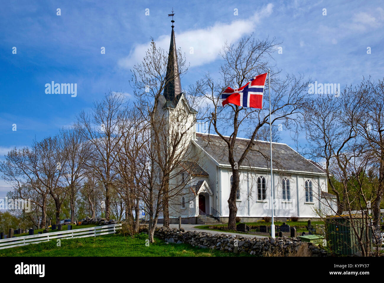 Gjemnes Kirche, Moere auf der Westküste von Norwegen. Frühjahr, vor der Blätter an den Bäumen erscheinen. Stockfoto