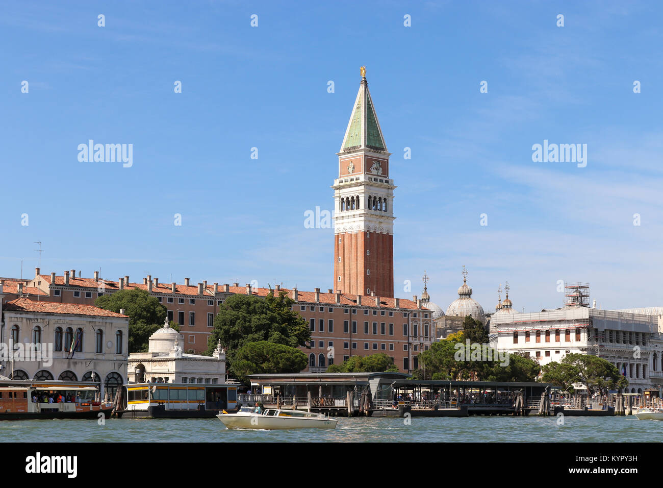 Campanile di San Marco und der Basilika di San Marco aus über den Kanal in San Marco, Venedig, Italien. Stockfoto