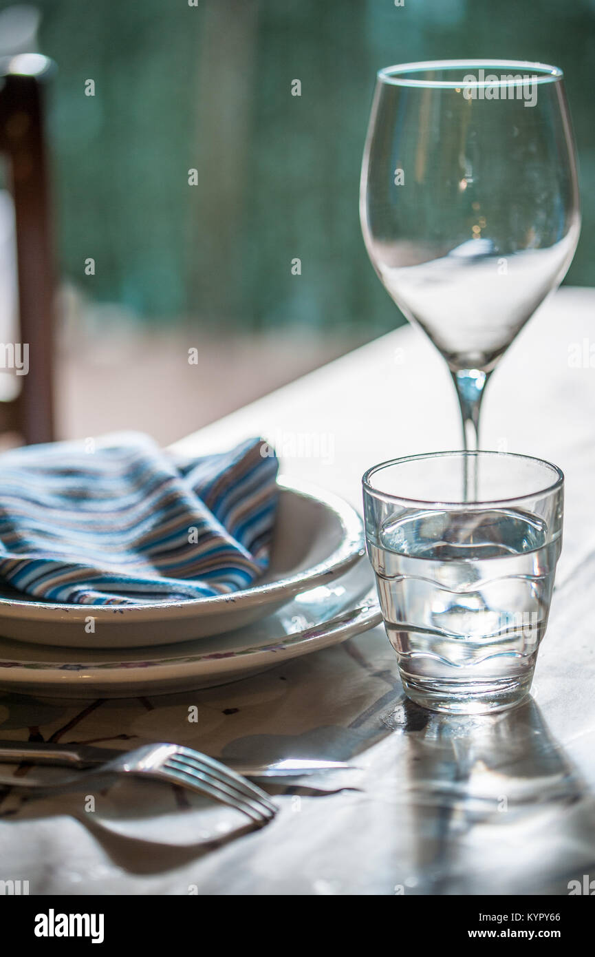 Eleganter Tisch für Speisen in einem Sommer mit weißem Porzellan Geschirr, weiß Vintage lace Serviette und Glaswaren Stockfoto