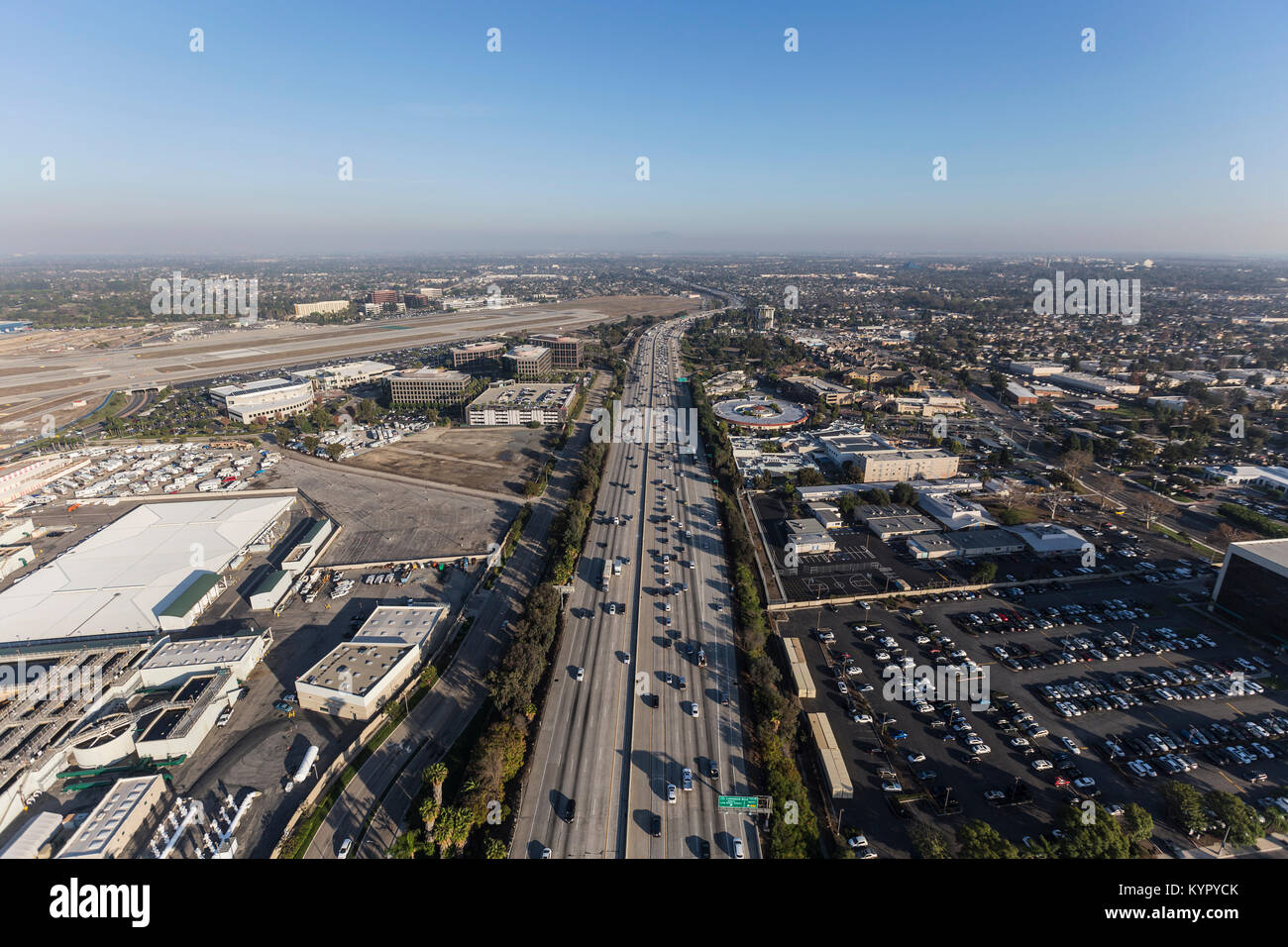 Luftaufnahme des San Diego 405 Freeway in Long Beach, Kalifornien. Stockfoto