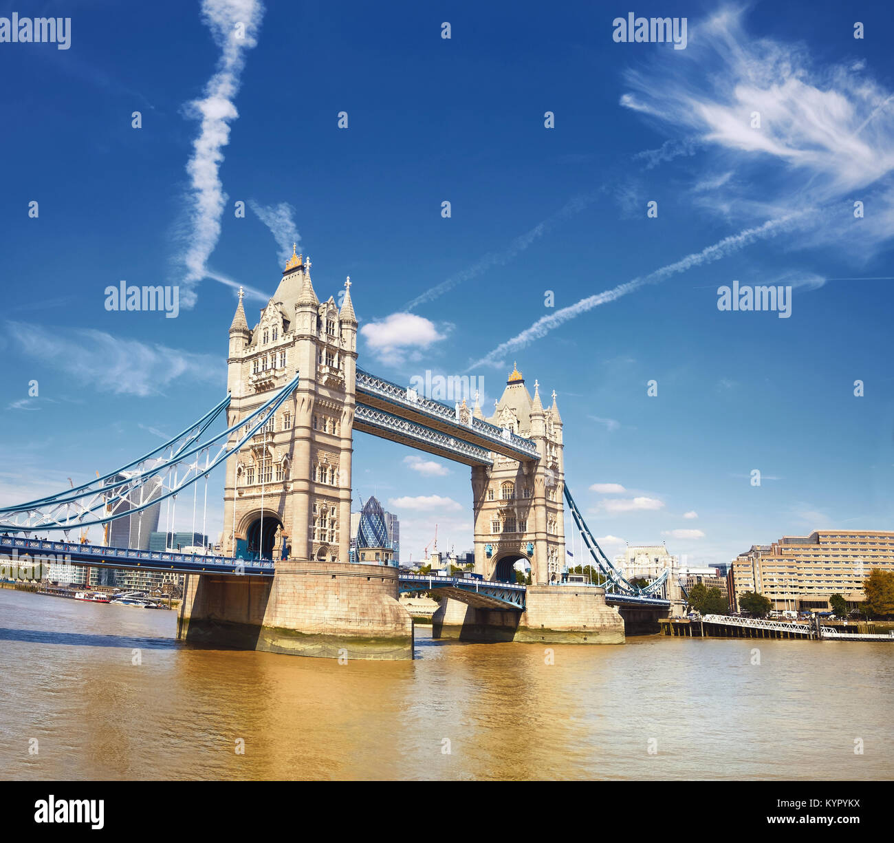 Die Tower Bridge auf einem hellen, sonnigen Tag in London, England, UK. Panoramablick auf das Bild. Stockfoto